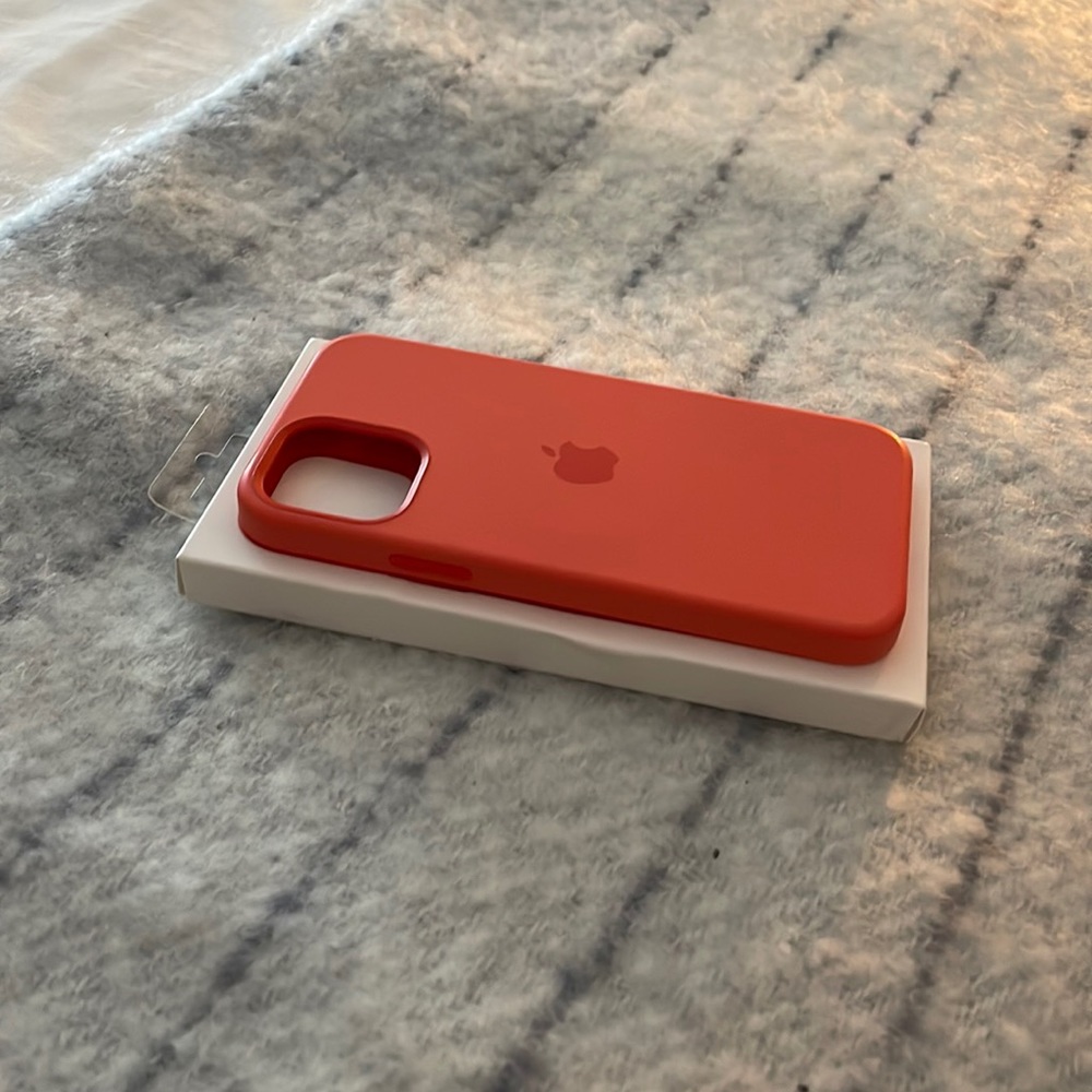 Apple iPhone 12/12 Pro Silicone Case (MagSafe)